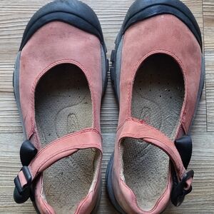 Women's Keen shoes. Size 7.5 and a beautiful rust color